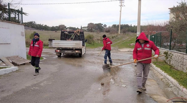 Kemalpaşa Belediyesi ekipleri kar ve buzlanmaya karşı teyakkuzda