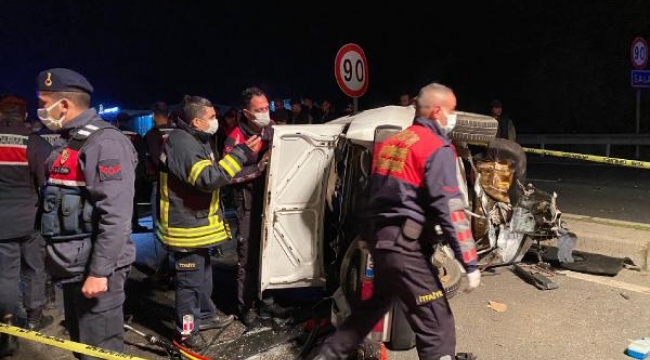 Otomobil TIR'a arkadan çarptı: 2 ölü, 3 yaralı