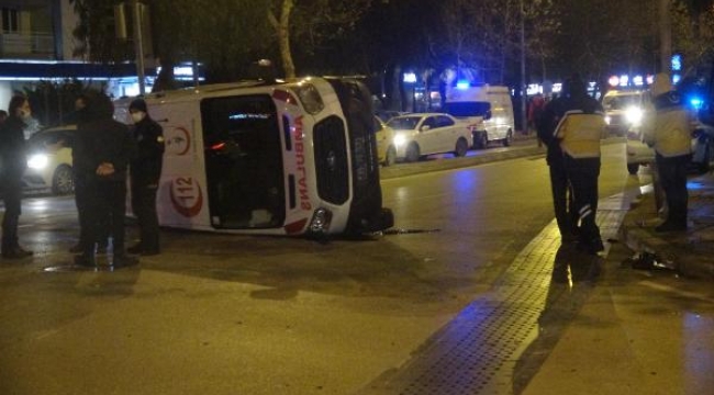 Otomobille çarpışan ambulans yan yattı; 3 yaralı