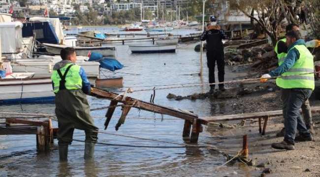 Bodrum'da kaçak iskeleler yıkılıyor