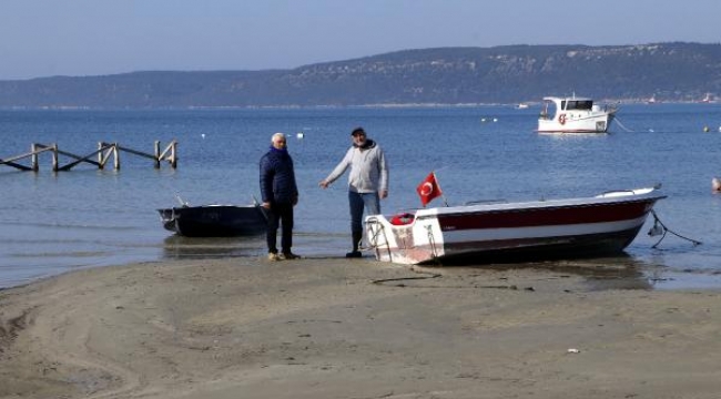 Çanakkale'de deniz çekildi, tekneler karaya oturdu