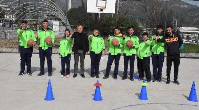 Eve kapanan özel çocukları sporla buluşturuyor