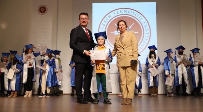 İzmir Yüksek Teknoloji Enstitüsü Çocuk Üniversitesi mezunlarını verdi