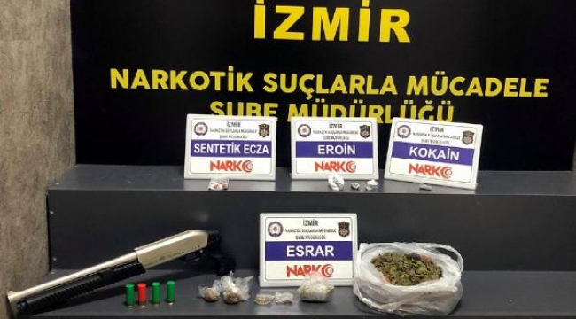 İzmir'de sokakta uyuşturucu satıyorlardı