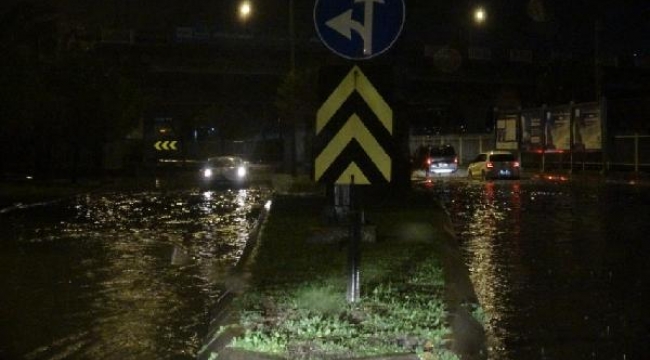 İzmir'i sel aldı! Caddeler göl oldu