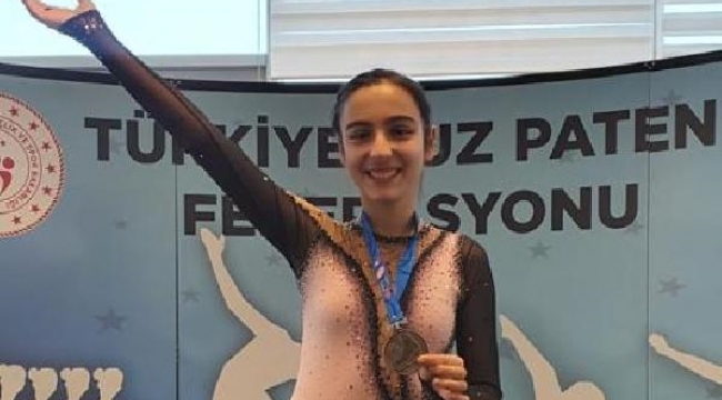 İzmirli Nehir'den buz pateninde gümüş madalya