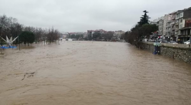 Kocabaş Çayı taştı; otoparktaki araçlar su altında kaldı