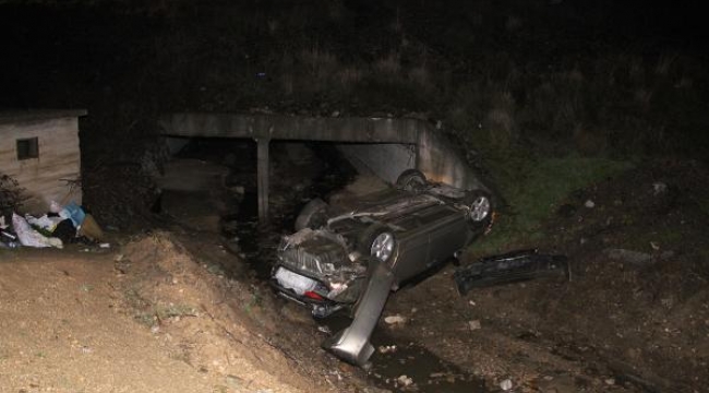 Kontrolden çıkan otomobil dere yatağına uçtu; 3 yaralı