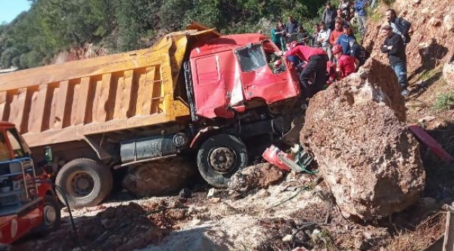 Kontrolü kaybeden şoför kayalıklara çarptı