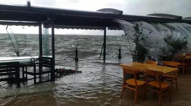 Köyceğiz Gölü taştı, işyerleri su altında kaldı