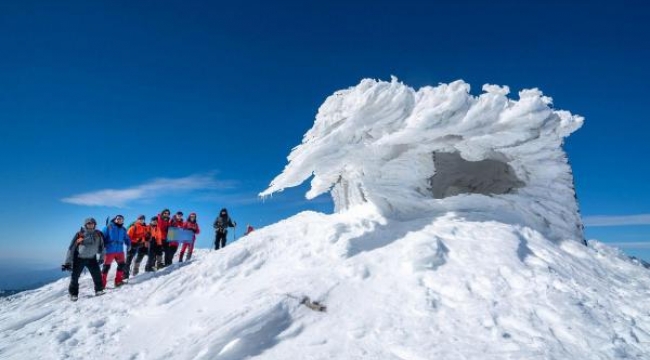 Sandras Dağı'nın zirvesinde taş barınak buz tuttu