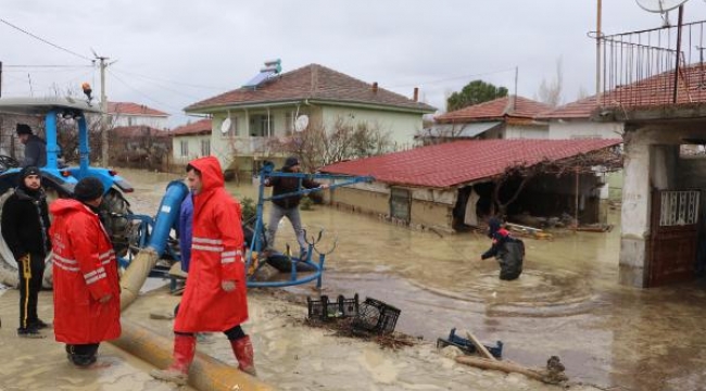 Sel basan 30 evden 12'si ağır hasarlı