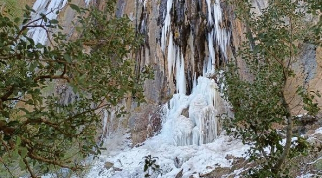 Su Uçan Şelalesi buz tuttu, sarkıtlar oluştu