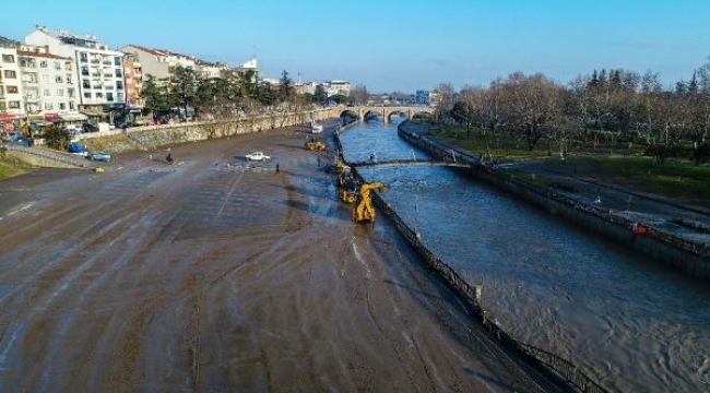 Taşkın sonrası sular çekildi, temizlik çalışması başlatıldı