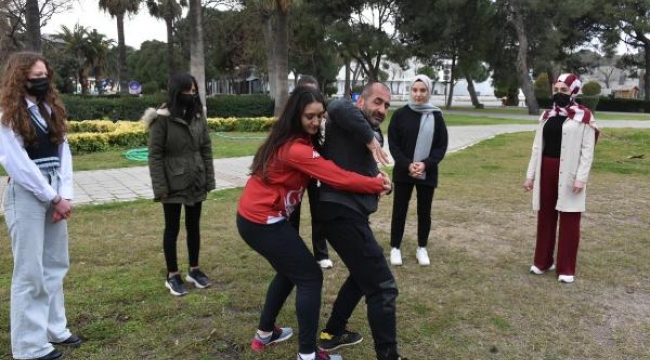 Annesini korumak için başladı, şimdi kadınlara öğretiyor