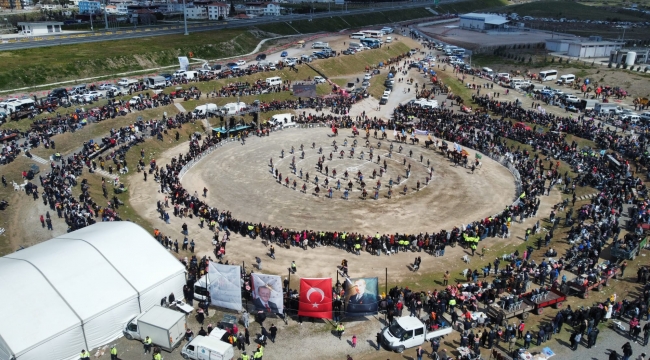 Başkan Pehlivan zeybek oynadı, Menemen'e müjdeyi verdi