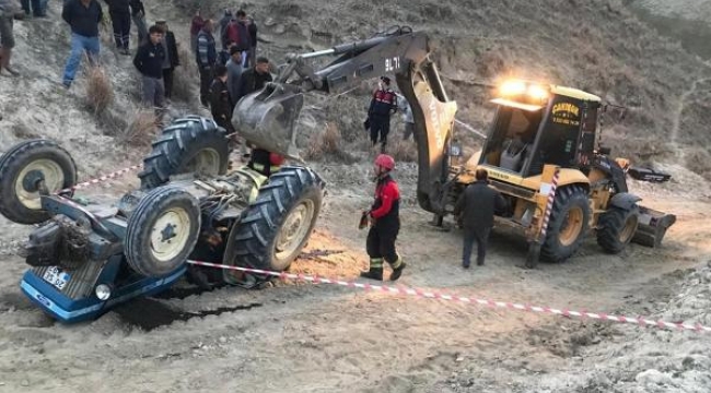 Devrilen traktörün altında kalıp yaşamını yitirdi