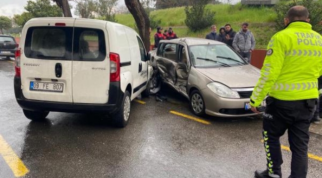 Hafif ticari araç ile otomobil çarpıştı: 1 ölü, 2 yaralı