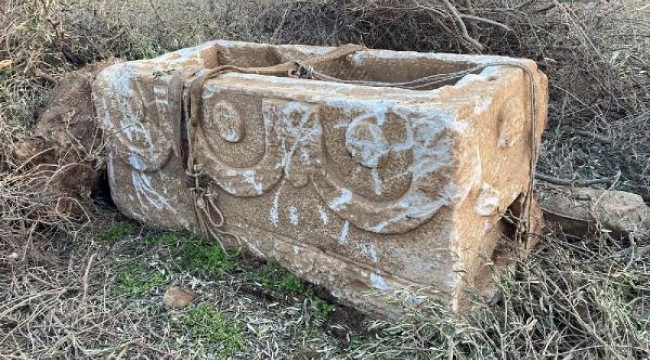 İzmir'de ahırda Efes tipi lahit ele geçirildi