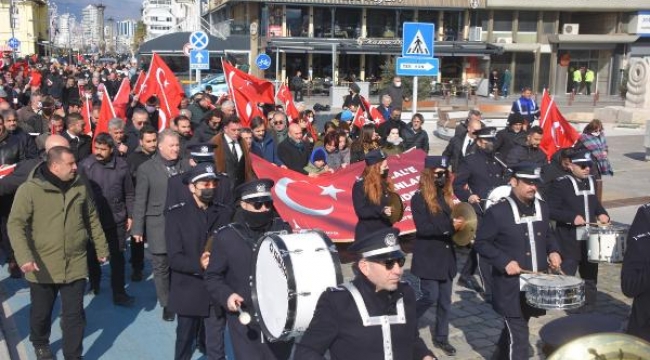 İzmirliler, İstiklal Marşı'nın kabulünün 101'inci yılında yürüdü