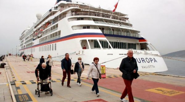 Kuşadası'na ABD'li 145 turist geldi