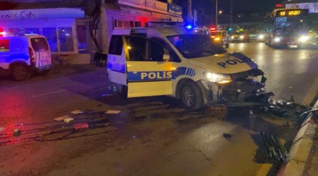 Polis otosu refüjdeki ağaca çarptı: 2 yaralı