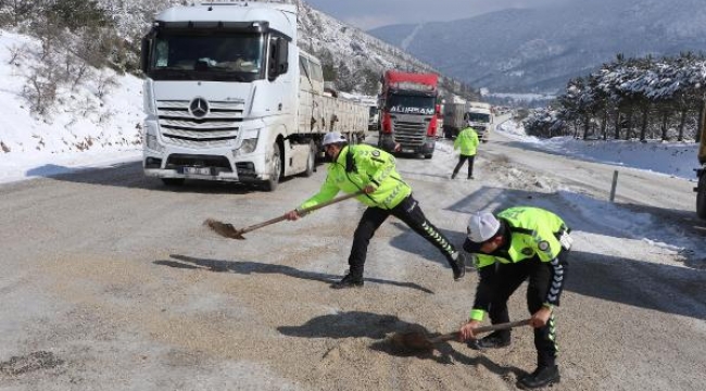 Polisler, kapanan yolu küreklerle tuz atarak açtı