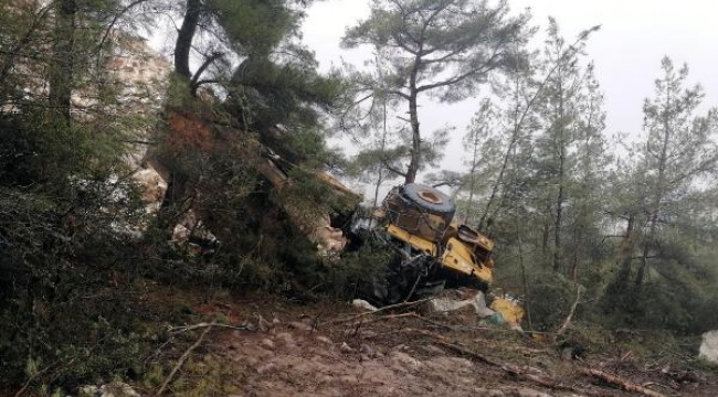 Şarampole uçan kamyonun şoförü ağır yaralandı