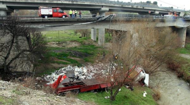 TIR nehre uçtu, kopan ön dingiller asılı kaldı