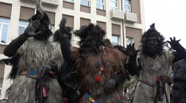 Tülütabaklar, festival için Balıkesir sokaklarında yürüdü