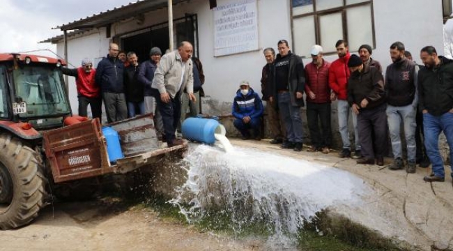 Üreticiler, mandıracılara kızıp sütleri döktü