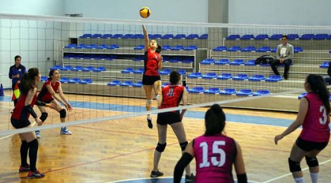 Bayraklı'da 23 Nisan coşkusu sporla başladı