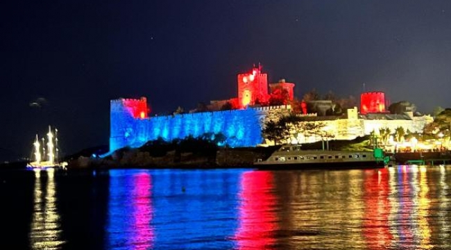 Bodrum Kalesi, kırmızı- mavi ışıklarla aydınlatıldı