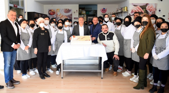 Bornova'da pastacılık kursiyerlerinin sertifika heyecanı