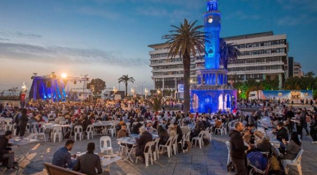 Büyükşehir Belediyesi ilk iftar yemeğini Konak Meydanı'nda düzenledi