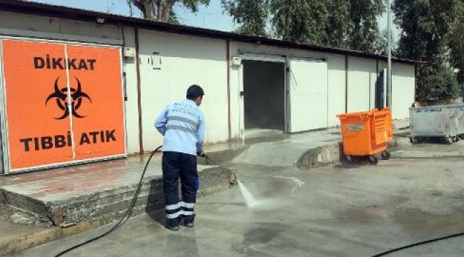 Çiğli'de grevin ardından temizlik çalışmaları başlatıldı