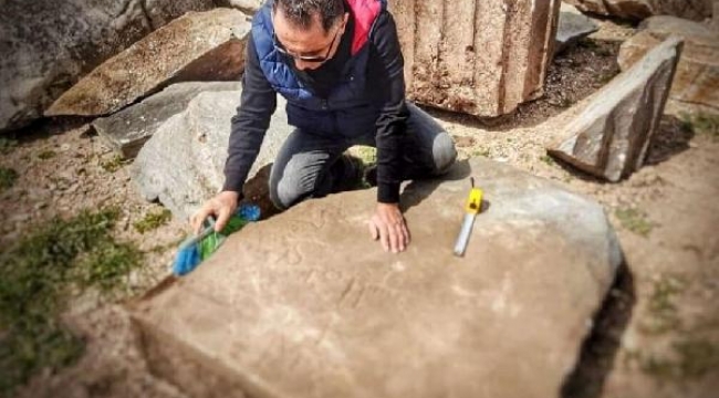 Datça Knidos kazılarında, Emevi kitabesi