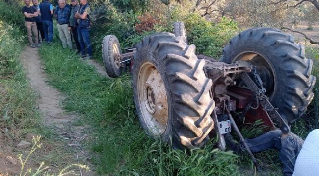 Devrilen traktörün altında kalan eski muhtar öldü