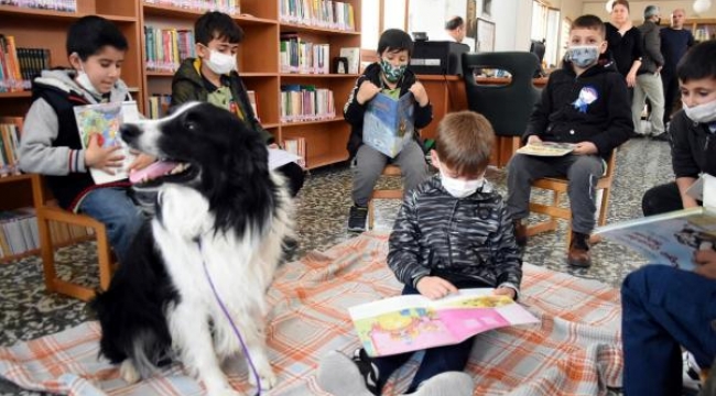 Öğrenciler, polis köpeklerinin yanında kitap okudu