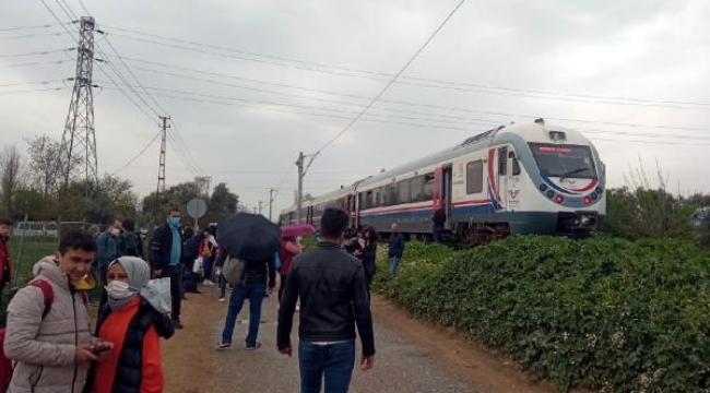 Tren hemzemin geçitte otomobile çarptı