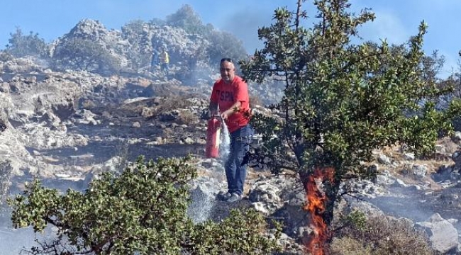 Alevleri söndürmek için yangın tüpü kullandılar