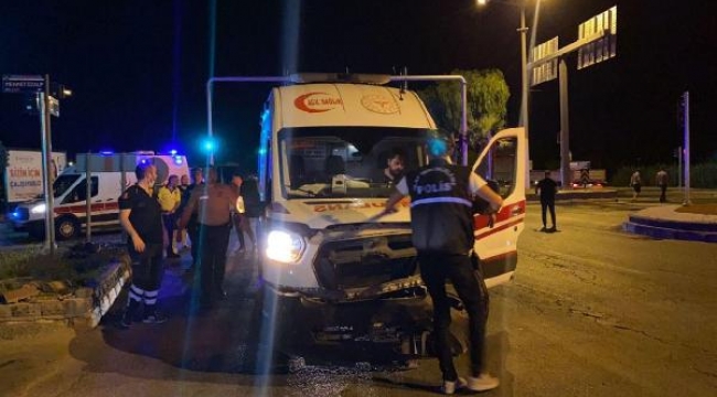 Ambulansla otomobil çarpıştı: 3 kişi yaralandı