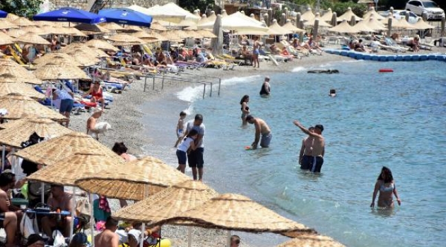 Bodrum'da Havalar Isındı, Plajlar Doldu