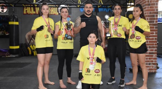 Kadın kick boksçular İzmir'in gururu oldu