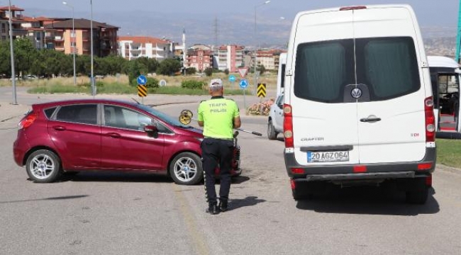 Otomobile giren arı kaza yaptırdı: 5 yaralı