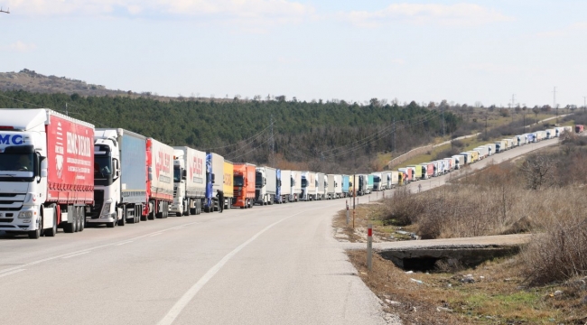 Sınır Kapısı'nda tır kuyruğu 40 kilometreyi aştı