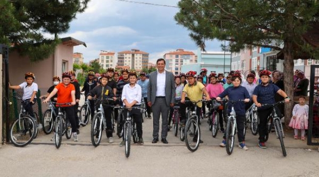 Uşak'ta sağlıklı bir gelecek için iki proje okulunda öğrencilere bisiklet dağıtıldı