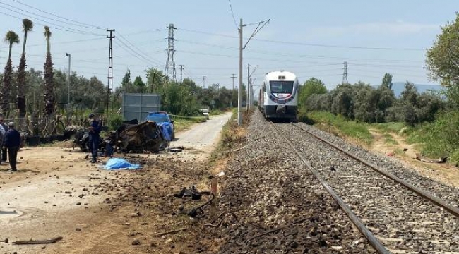 Yolcu treni hemzemin geçitte traktöre çarptı