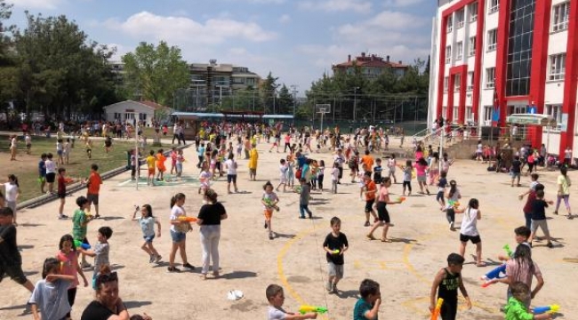 Balıkesir'de ilkokul öğrencileri eğitim öğretim yılını su savaşıyla tamamladı