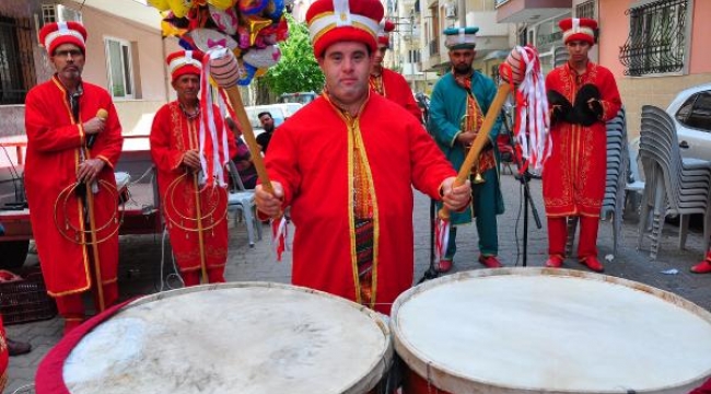 Down sendromlu Ümit, mehteran takımını yönetiyor